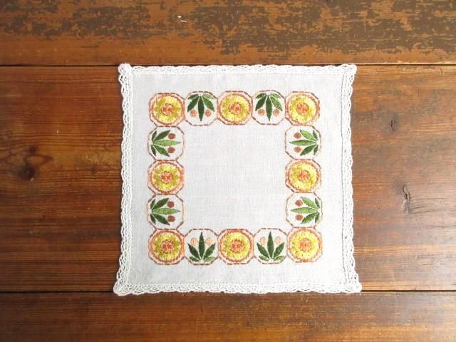 刺繍クロス：黄色いお花とオレンジ色の実☆手作りレース付き