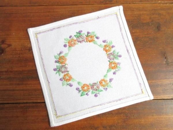 刺繍コトン・クロス：オレンジとパープルのお花のリース