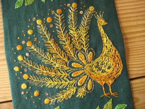 素敵なリネン刺繍タペストリー： エレガントな孔雀さんと木の葉 - 北欧