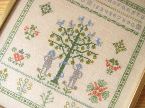 スウェーデン刺繍サンプラー： アダムとイブ☆フレーム付き - 北欧雑貨