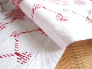 Ｊ赤い刺繍がキュートな手作りテーブルランナー - 北欧雑貨