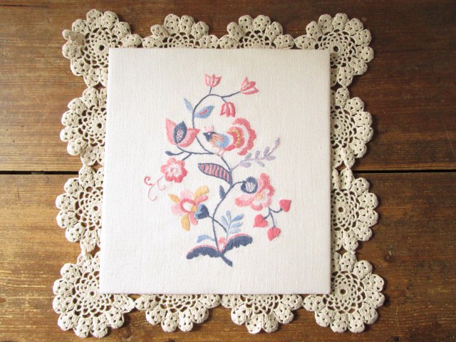 刺繍タペストリー： スウェーデン伝統Blekinge刺繍：幻想的なお花の木 