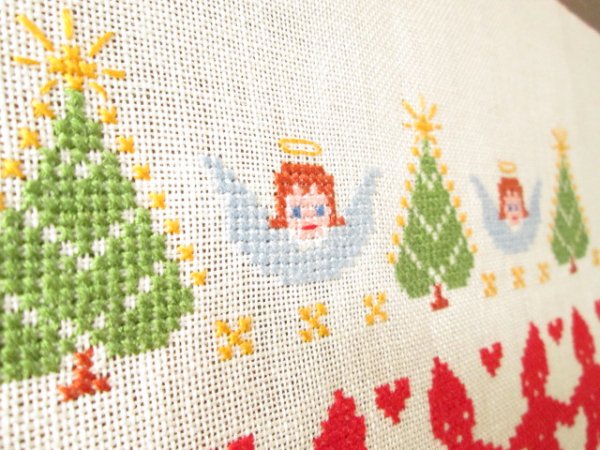 Ｊ ミニチュア刺繍タペストリー：キュートなスウェーデンのXmasのアイコンたち。。。♪　カラフル - 北欧雑貨・ヴィンテージショップ 「 made  in Sweden 」　～　北欧食器、アンティーク、インテリア、北欧デザイン商品を現地スウェーデンからご紹介するネット通販ショップです♪