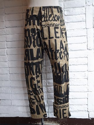 A【DISTORTION3 by PR-y】Logo Collage Print Cotton Twill LOGO COLLAGE PRINT CROPPED PANTS (BEIGE-BLACK)