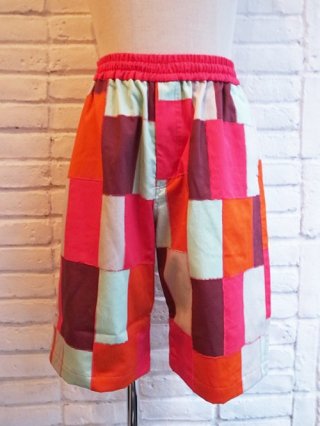 <img class='new_mark_img1' src='https://img.shop-pro.jp/img/new/icons8.gif' style='border:none;display:inline;margin:0px;padding:0px;width:auto;' />amok/⥯LOOSE STITCH PATCHWORK SHORT PANTS (PINK)
