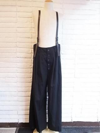 <img class='new_mark_img1' src='https://img.shop-pro.jp/img/new/icons8.gif' style='border:none;display:inline;margin:0px;padding:0px;width:auto;' />nude:masahiko maruyamaWool Cotton Twill WIDE LEG PANTS WITH LEATHER SUSPENDER (BLACK)