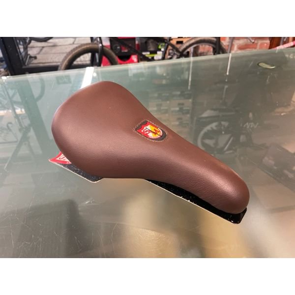 S&M / SLIM PIVOTAL SEAT -BROWN LEATHER- BMXサドル - ジテンシャデポBMX 名古屋のBMX プロショップが運営するストリート、フラットの完成車、カスタムパーツの通販サイト