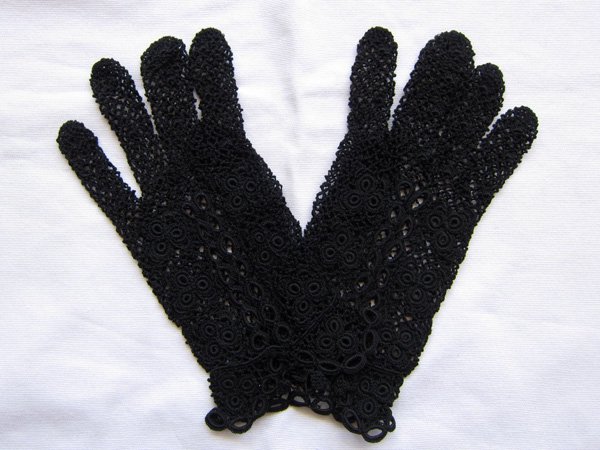 アンティーク手編みブラックレース手袋A - DE PARIS