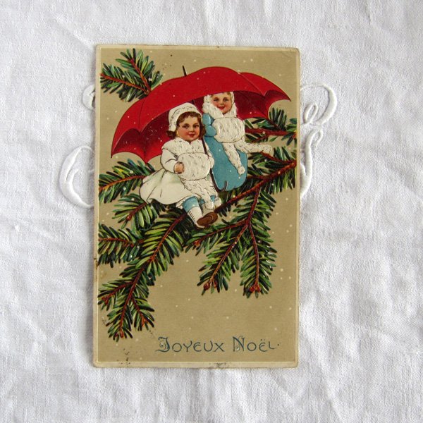 モミの木に座った可愛い幼女アンティークポストカード