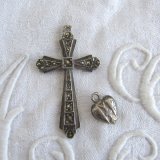 銀製クロス十字架とハートチャーム
