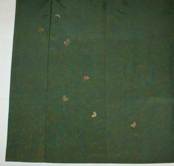 渋い千歳緑色大島紬生地・蝶柄刺繍付け下げ着物（希少品です） - リサイクル着物のことなら京都で創業80年の老舗ゑちごやへ