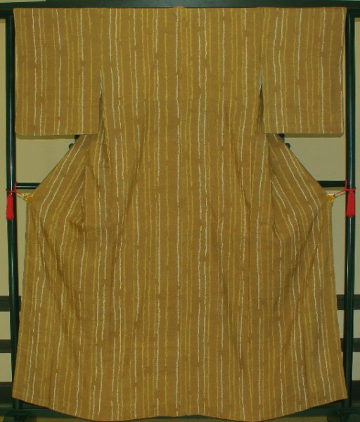渋い山吹茶色生紬・縦縞絞り小紋着物 - リサイクル着物のことなら京都で創業80年の老舗ゑちごやへ