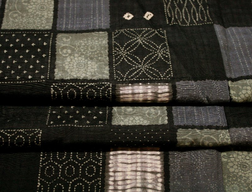 未使用の「吉澤与一」作・墨黒色変わり市松柄小紋着物（お勧め品です） - リサイクル着物のことなら京都で創業80年の老舗ゑちごやへ