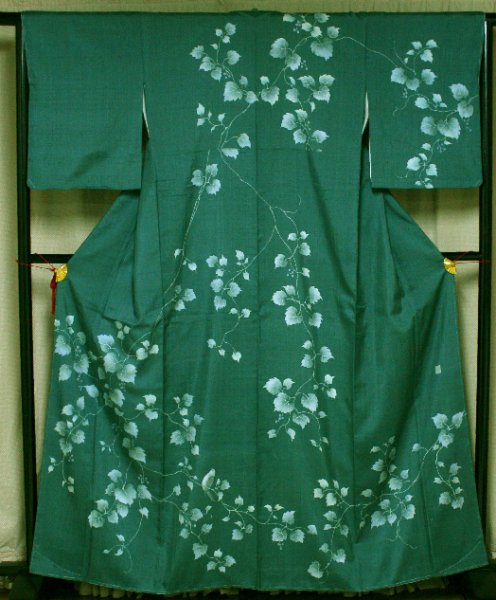 未使用のフォレストグリーン紬地唐草模様訪問着（お勧め品です） - リサイクル着物のことなら京都で創業80年の老舗ゑちごやへ