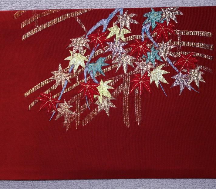 未使用の濃い赤紅色・紅葉刺繍名古屋帯 - リサイクル着物のことなら