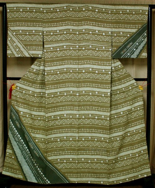 利休茶色絞りにさがら刺繍付け下げ着物（お勧め品です） - リサイクル着物のことなら京都で創業80年の老舗ゑちごやへ