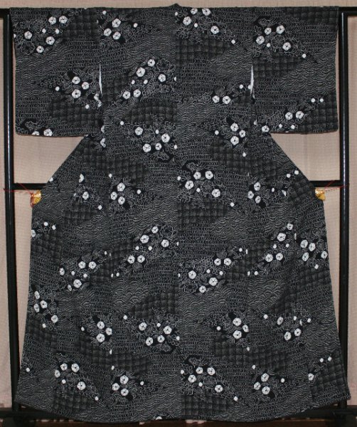 黒地辻が花模様絞り小紋着物 - リサイクル着物のことなら京都で創業80年の老舗ゑちごやへ
