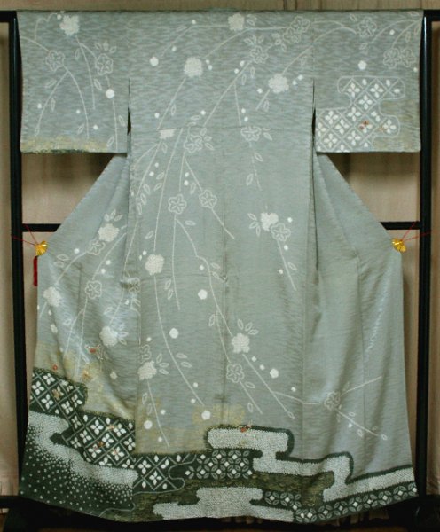 薄鈍色絞りに刺繍・棒霞柄付け下げ着物 - リサイクル着物のことなら京都で創業80年の老舗ゑちごやへ