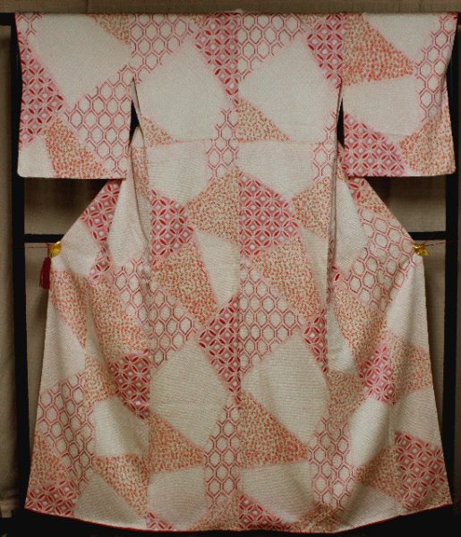 薄オレンジピンク切れ取り文様総絞り小紋着物（お買い得です） - リサイクル着物のことなら京都で創業80年の老舗ゑちごやへ