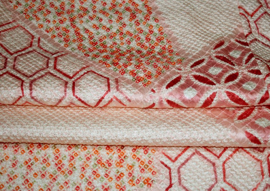 薄オレンジピンク切れ取り文様総絞り小紋着物（お買い得です） - リサイクル着物のことなら京都で創業80年の老舗ゑちごやへ