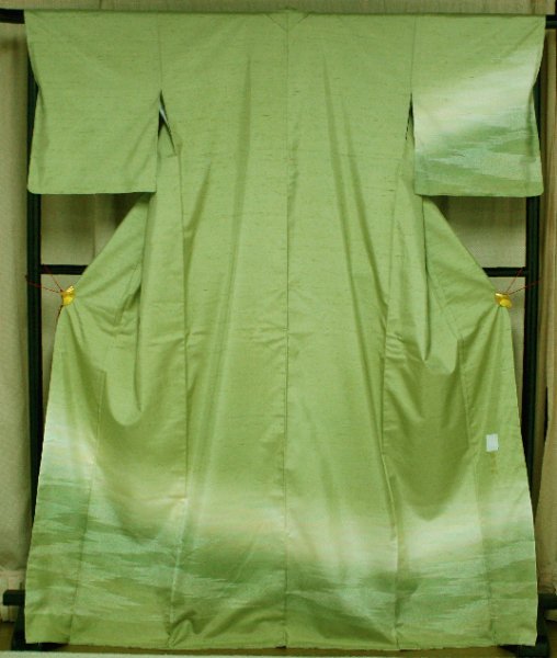 未使用の渋若苗色・牛首紬付け下げ着物・長身ふくよかな方向き（お勧め品です） - リサイクル着物のことなら京都で創業80年の老舗ゑちごやへ