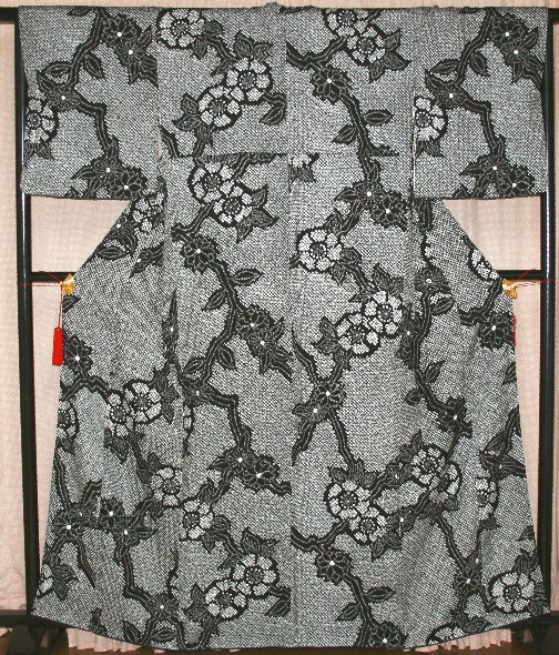 モノトーン枝花模様総絞り小紋着物（お買い得です） - リサイクル着物のことなら京都で創業80年の老舗ゑちごやへ