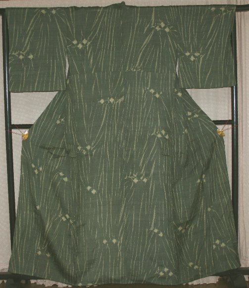 単衣・渋きくじん色生紬・竜巻絞り小紋着物 - リサイクル着物のことなら京都で創業80年の老舗ゑちごやへ