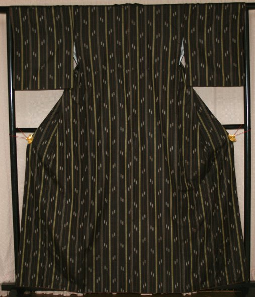 鉄黒色米沢紬縦絣着物 - リサイクル着物のことなら京都で創業80年の