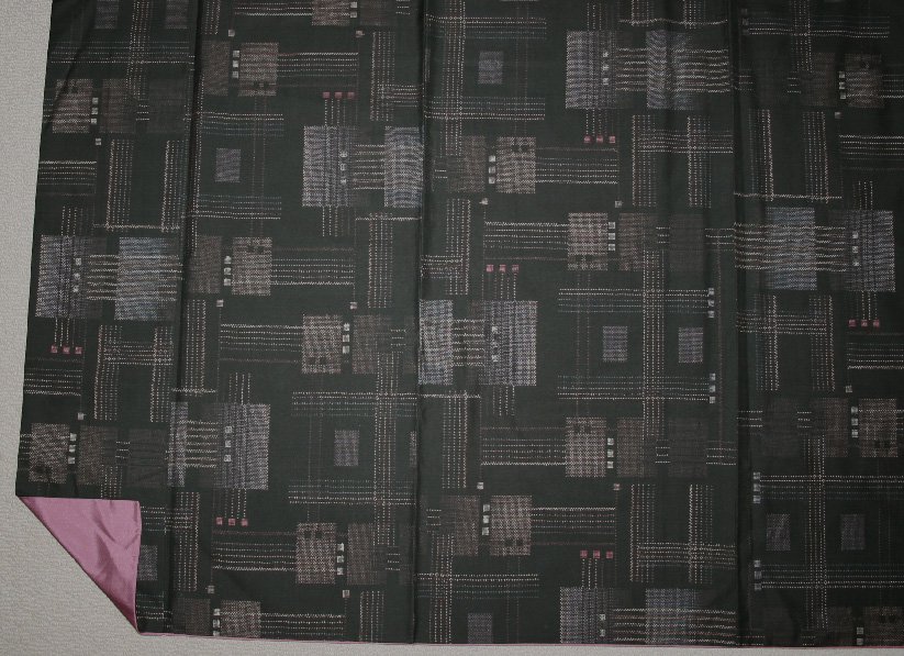 泥染抽象幾何学文様本場大島紬着物（小柄な方に） - リサイクル着物のことなら京都で創業80年の老舗ゑちごやへ