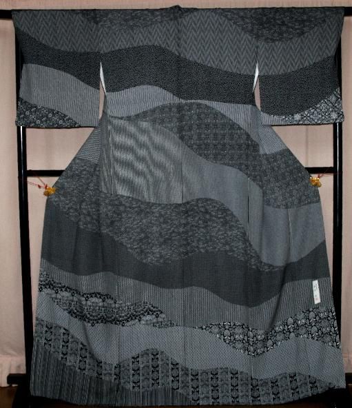 未着用　伊と幸　抽象花模様　江戸小紋　モノトーン　着物　035a p 小紋レンタル 小紋Lサイズ ブランド：HANAE MORI 型絵染風花の丸