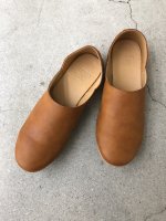SENTI by Iroquois / “BABOUCHE” LEATHER FLAT-SHOES / CAMEL