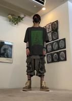 LAD MUSICIANのスーパービッグTシャツにA.F ARTEFACTのサテンミリタリーショーツ 250715A