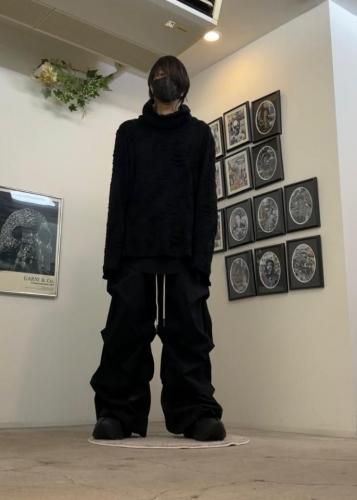 A.F ARTEFACTのダメージパイルハイネックにデニムタックワイド