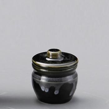 陶器製の灰色の丸壺


李朝白磁壺16世紀 骨壷 4寸 銀襴桜 陶器製 シリコンパッキン付き 分骨 白 骨壺