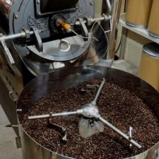 キャラメルフレーバーコーヒーです 濃い目に立てたキャラメルコーヒーに たっぷりのミルクとシュガーを加えると まるでキャラメルマキアート風 キャラメルフレーバーコーヒーです 濃い目に立てたキャラメルコーヒーに たっぷりのミルクとシュガーを加えると まるでキャラメルマキアート風