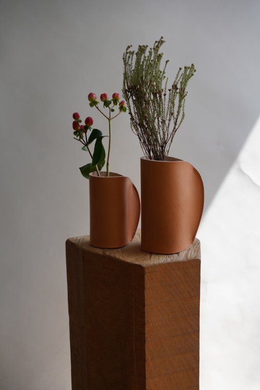 <img class='new_mark_img1' src='https://img.shop-pro.jp/img/new/icons3.gif' style='border:none;display:inline;margin:0px;padding:0px;width:auto;' />leather vase M 【花瓶】