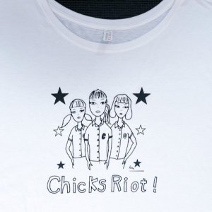 teeCHICKS RIOT! Three Cool Chicks tee