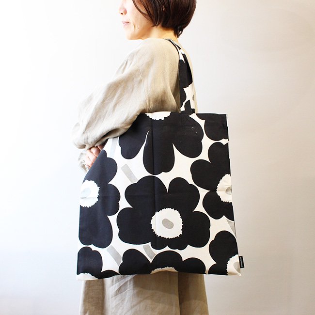 【2023秋冬限定】マリメッコ ピエニウニッコ コットンバッグ（ブラック×ホワイト） / marimekko Pieni Unikko cotton  bag