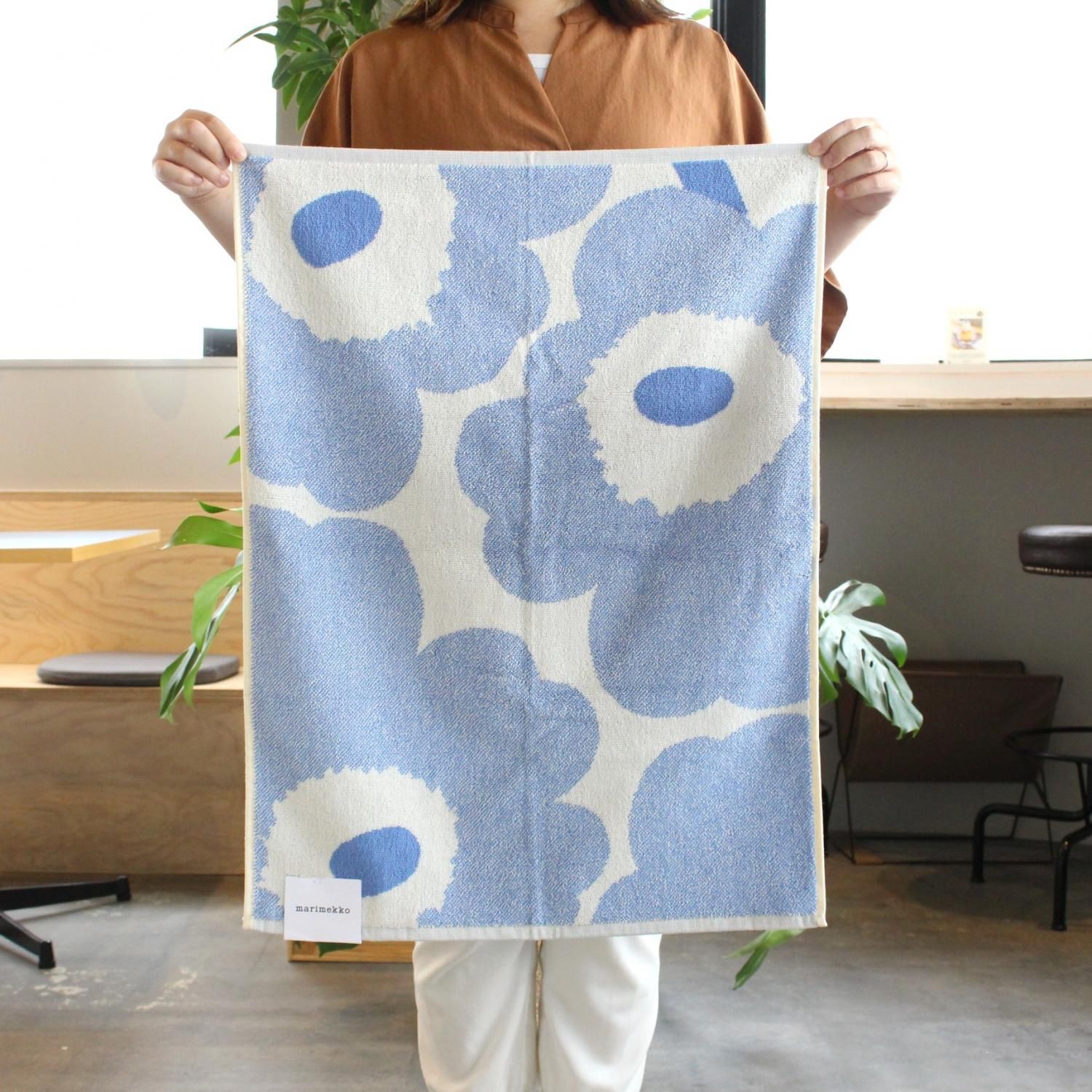 marimekko Beach Towel LOKKIホワイト/ブルー Amazon.com: Marimekko Lokki Blue Ovesized Beach Towel- 40X70
