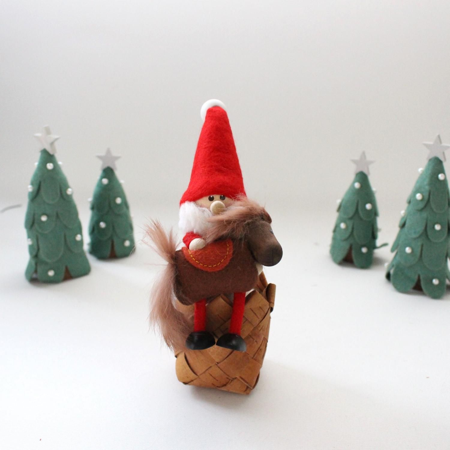 　2025新品　クリスマス限定　ピーナッツ　アフタースキー 2025年限定】幸せを運ぶ妖精 ノルディカニッセ（馬を抱えた