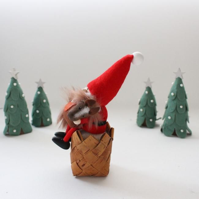 2025年限定】幸せを運ぶ妖精 ノルディカニッセ（馬を抱えたサンタ