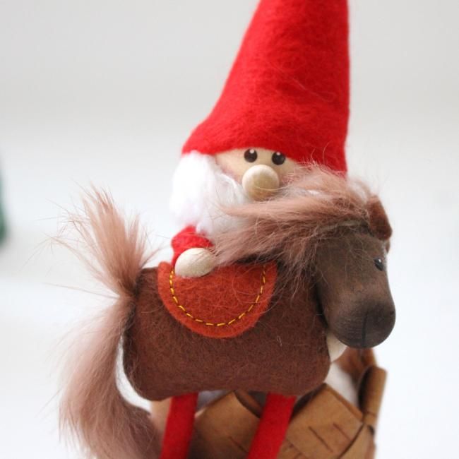 ドイツ製 サンタクロースシリーズ ノルディカニッセ 白羊を抱えるサンタ フェルトシリーズ 赤