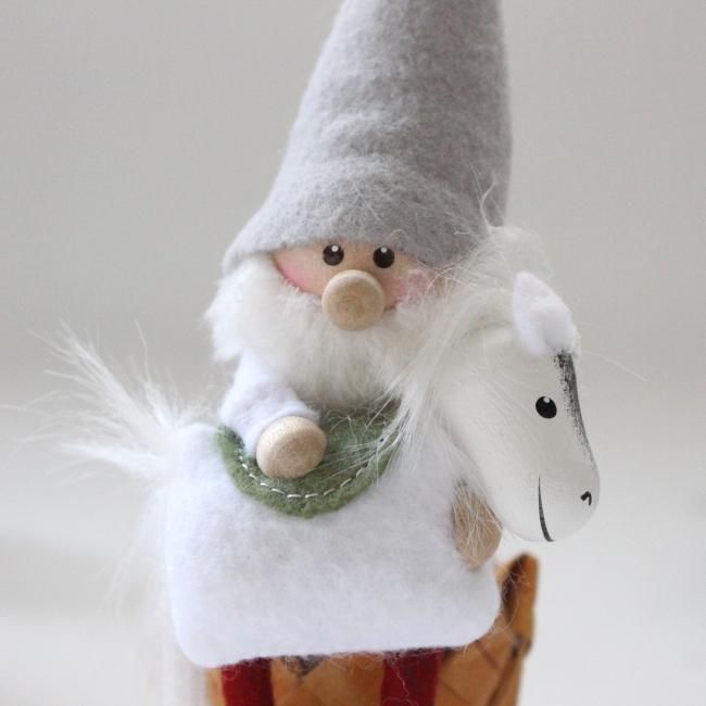 2025年限定】幸せを運ぶ妖精 ノルディカニッセ（馬を抱えたサンタ
