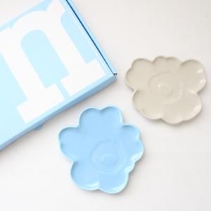 <img class='new_mark_img1' src='https://img.shop-pro.jp/img/new/icons1.gif' style='border:none;display:inline;margin:0px;padding:0px;width:auto;' />マリメッコ ウニッコプレートセット13cm(ブルー×ベージュ)/ marimekko Unikko Shape