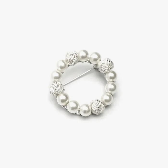 ֥<br>brooches