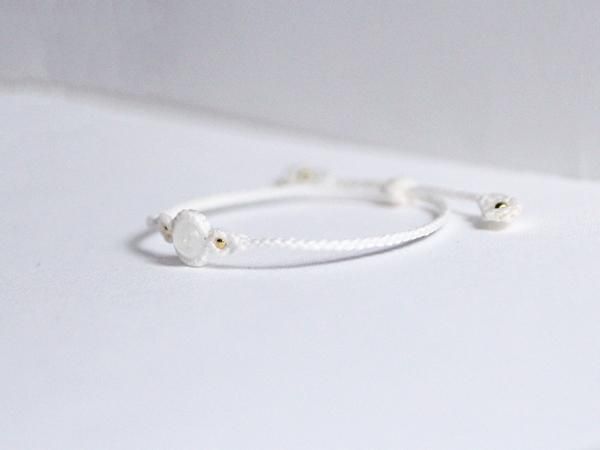 白マクラメブレスレット／ブルームーンストーン - 貴石工房