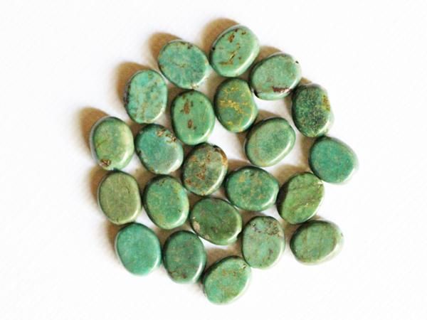 花柄の円形オブジェと緑の石