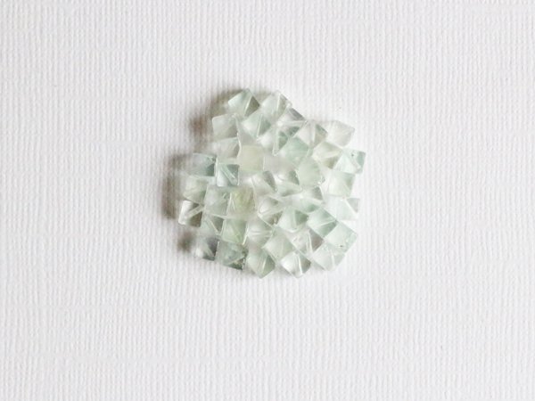 グリーンフローライト／キューブビーズ 4.5×4.5ｍｍ（縦×横） - 貴石工房パックOnlineShop