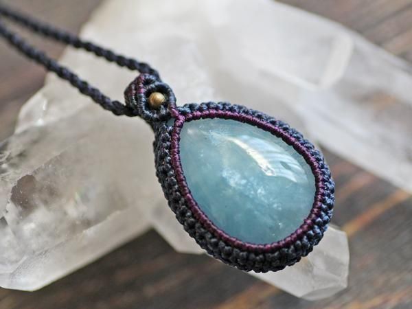 『清流』アクアマリンとディープカラーアクアマリンのマクラメペンダントネックレス 清流』アクアマリンとディープカラーアクアマリンのマクラメ