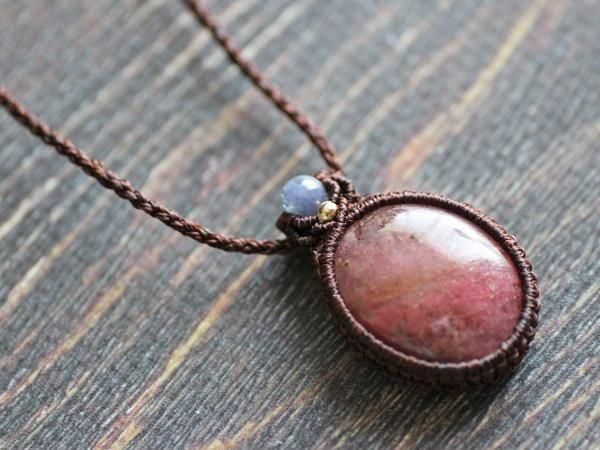 ロードナイトやルビーのマクラメペンダント マクラメ編み § ロードナイト § ルビー § マクラメネックレス